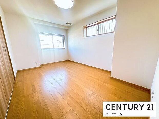 採光のある洋室。子供部屋や趣味のお部屋としてもお使いいただけます!