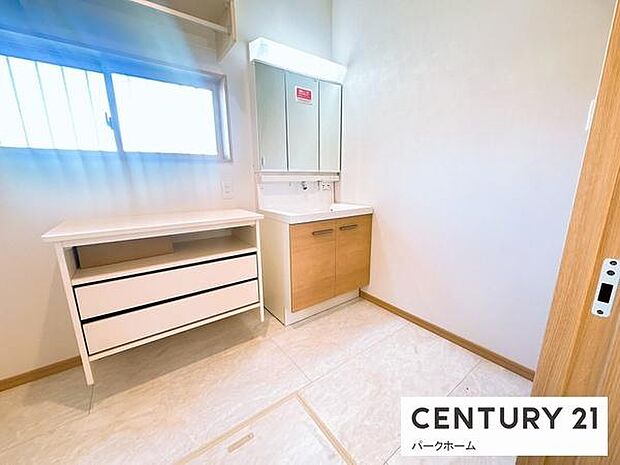 生活感が出やすい洗面所も、大型三面鏡とリネン庫のダブル収納でスッキリ!細々した化粧品から嵩張るタオルまで定位置を決めて収納でき、いつでも清潔で美しい空間を保てます。