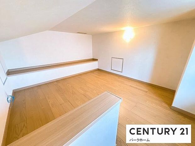 季節家電や思い出の品は、広々とした小屋裏収納へ!固定階段付きなので、重い荷物を持っての上り下りも安全でラクラク。まるで一つの部屋のように使える、収納力が魅力的です。