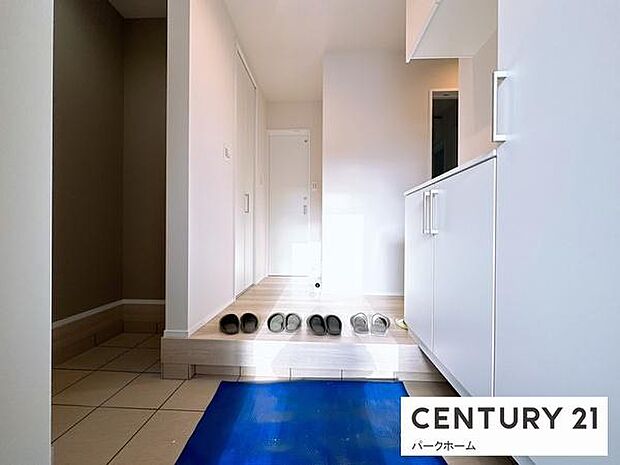 【玄関】広々とした明るい玄関です！土間収納もあり、ベビーカ―やアウトドア用品等も置いておけます！