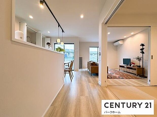 一体感のあるリビングとダイニングとキッチンと畳スペース