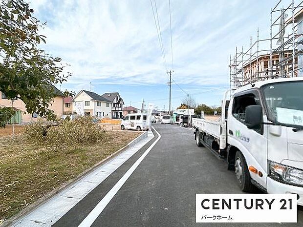 【前面道路】明るい大型分譲地のため、人通りや子育て世帯も多い街並みで安心です！