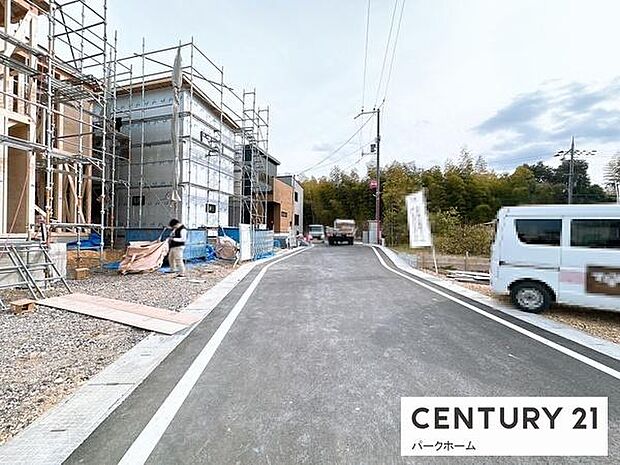 【前面道路】明るい大型分譲地のため、人通りや子育て世帯も多い街並みで安心です！