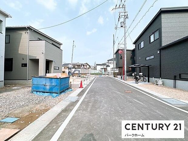 【前面道路】明るい大型分譲地のため、人通りや子育て世帯も多い街並みで安心です!