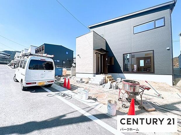 1階の大きな掃き出し窓から自然光がたっぷりと室内に差し込み、明るく開放的なリビング空間が期待できます。