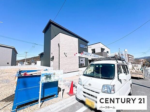 【前面道路】明るい大型分譲地のため、人通りや子育て世帯も多い街並みで安心です!