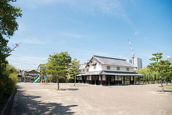 込田公園まで920m、草津市役所の近くの公園です。この歴史を感じる建物が休憩スペースになってゆっくりできます。駐車場はありません。