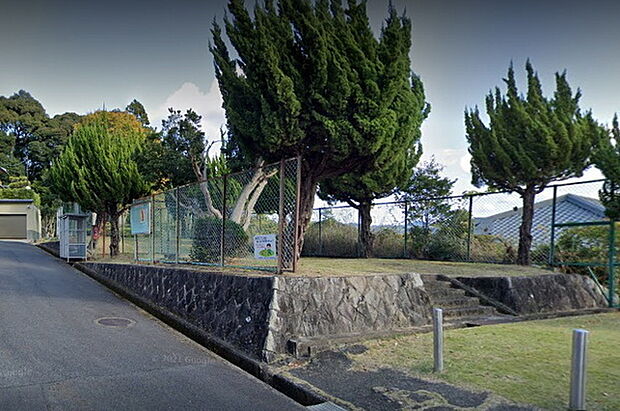 寺津児童公園まで1202m、少し狭いですが、緑豊かな公園です。