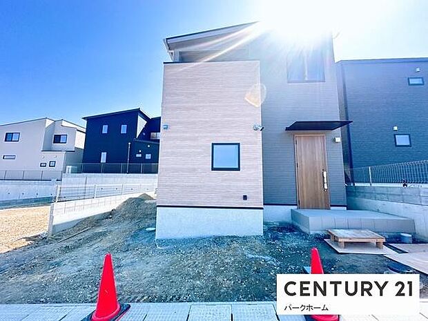 ナチュラルウッド調とダークグレーの外壁が映えるスタイリッシュな新築住宅