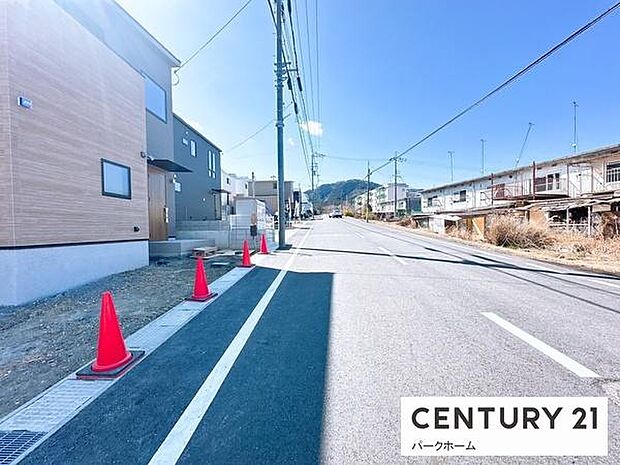 【前面道路】明るい大型分譲地のため、人通りや子育て世帯も多い街並みで安心です!