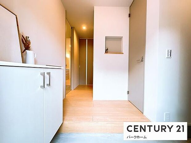 【玄関】広々とした明るい玄関です!土間収納もあり、ベビーカ―やアウトドア用品等も置いておけます!