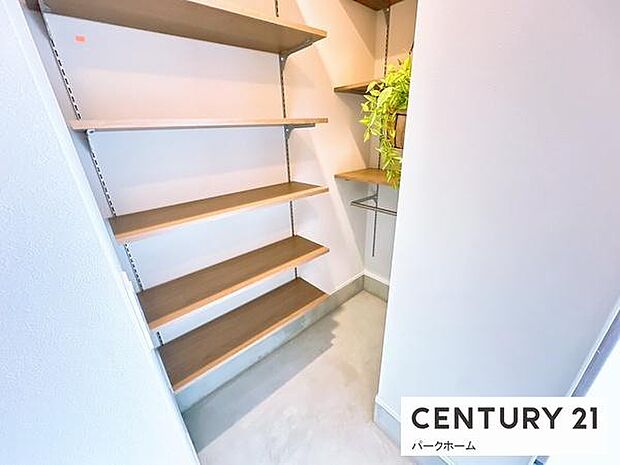 【玄関】土間収納もあり、ベビーカ―やアウトドア用品等も置いておけます!