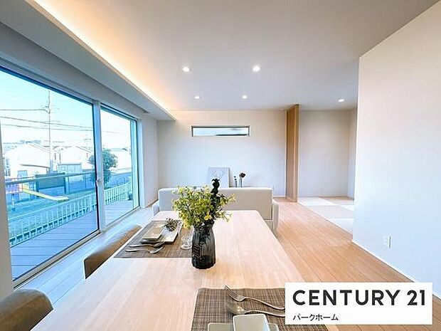 大きな窓から心地よい光と風が入るリビングです。