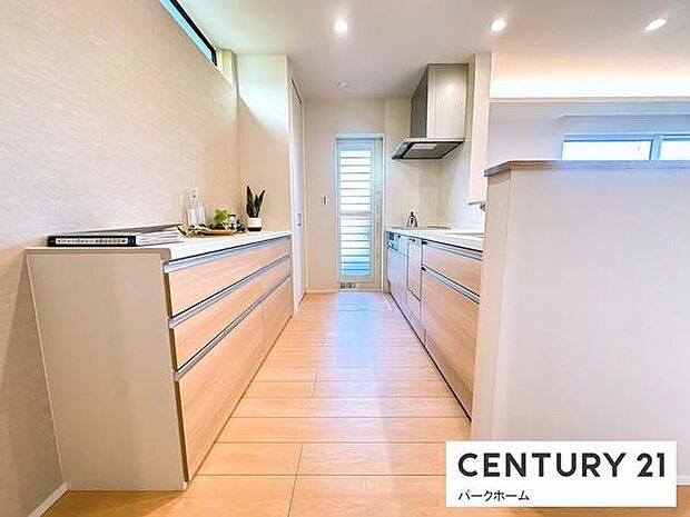 家族が集まるリビングは小物が散乱しがち。キッチン裏の収納なら、使いたい時にすぐ手が届き、片付けもラクラク。爪切りやペンなど、迷子になりやすい物の指定席として大活躍します。