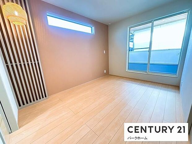 広々とした寝室、ベットを並べて子供が小さい間は家族全員で寝れるぐらいの広さ！