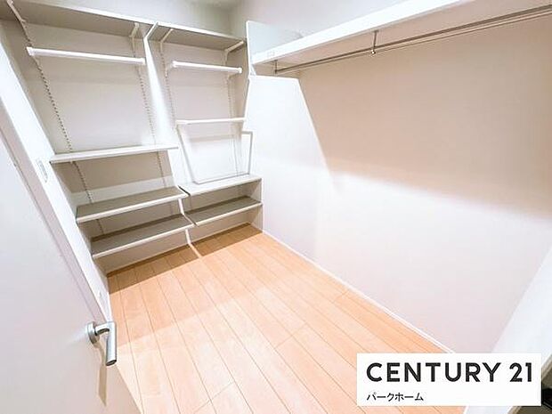 家族全員の衣類はもちろん、バッグや靴のコレクションも美しくディスプレイできます。着替えもゆったりできる贅沢な空間です。