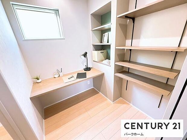 2階の書斎です。Webミーティングや趣味のお部屋としてもお使いいただけます。