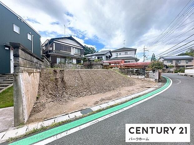 見通しのよい前面道路に面し、外構計画が立てやすい環境。