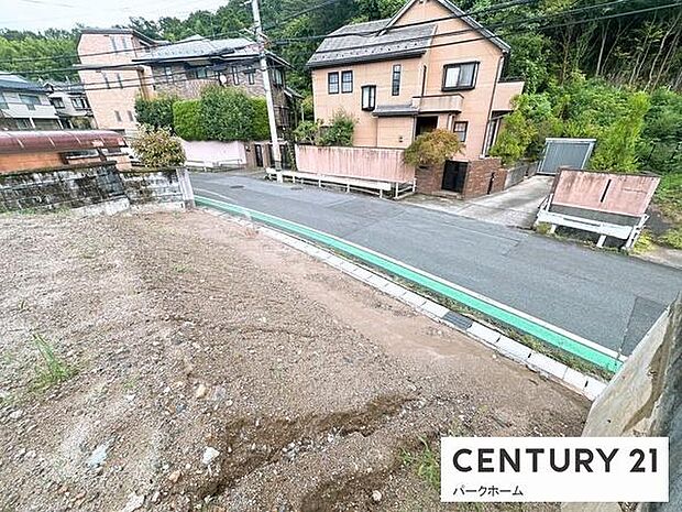 平坦に近い更地スペース。庭づくりや物置設置に最適。