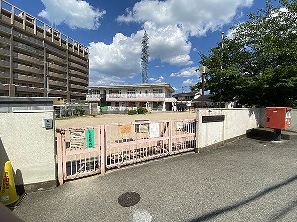 大津市立朝日が丘保育園まで420m、保護者送迎用駐車場(7台駐車可）国道一号線沿い、JR大津駅から徒歩10分と大変交通の便が良い保育園です。