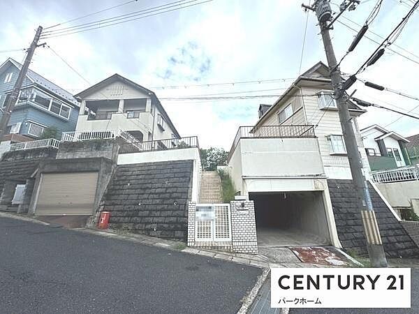 高台の住宅地。敷地は更地につき計画が立てやすく、既存車庫付き
