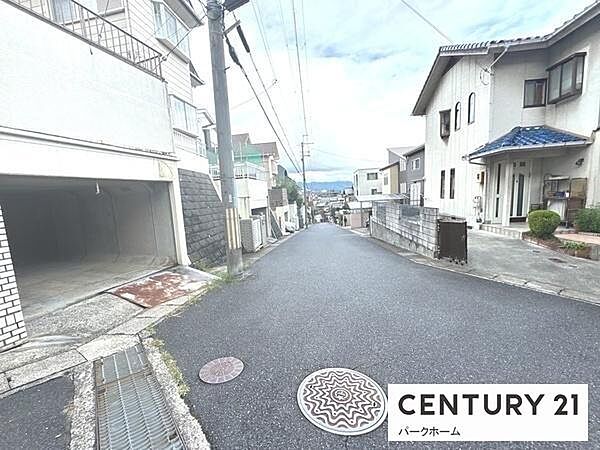 見通しのよい前面道路。落ち着いた住宅地です