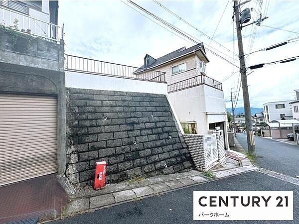 道路から一段上がった静けさ。在宅ワークもはかどる住環境