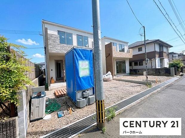 現在外構工事中につき、完成後はすっきりとした印象に仕上がる予定です。