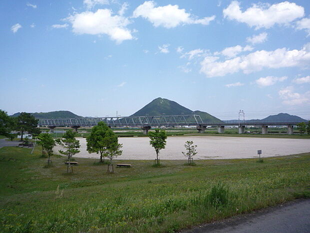 野洲川立入河川公園まで1070m、【受付時間】9:00~17:00 【休館日】火曜日・祝日の翌日