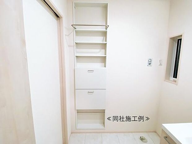【脱衣室】広めの脱衣所で衣類やタオルの片づけも出来るスペースがあります!