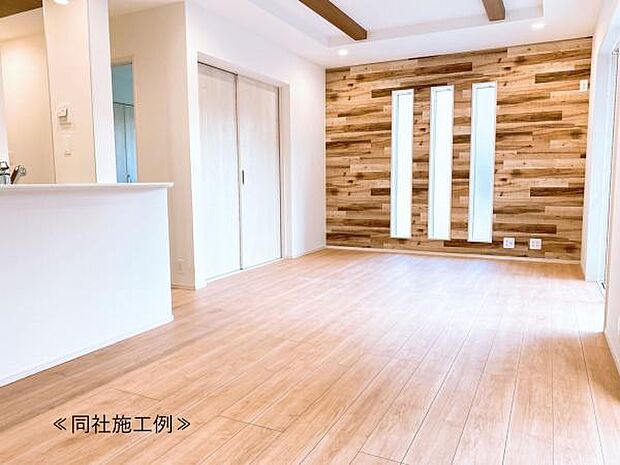 【リビング】採光面が多く明るいリビングです。