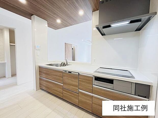 【キッチン】見通しの良いオープンキッチンですので、家事をしながらご家族との時間を楽しめます!