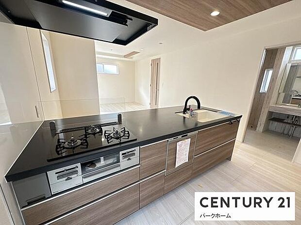 【キッチン】カウンターキッチンですので、家事をしながらご家族との時間を楽しめます!