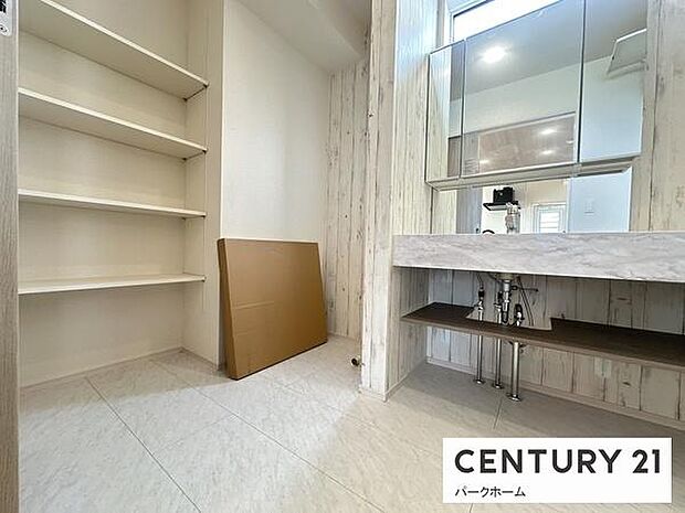 【ランドリールーム】収納棚付きの使い勝手の良いランドリールームです！