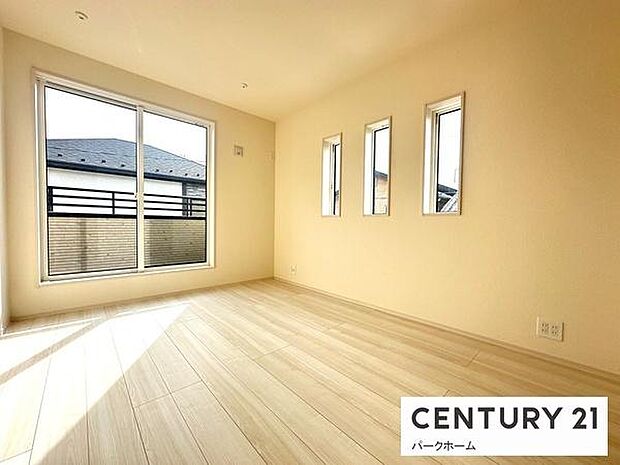 採光のある洋室。子供部屋や趣味のお部屋としてもお使いいただけます!