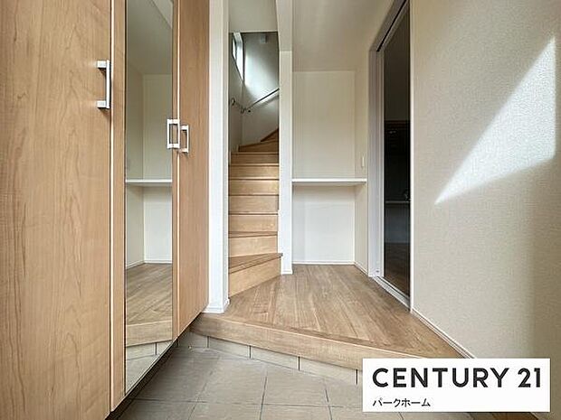 【玄関】玄関スペースです！収納も完備！