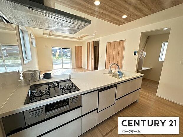 【キッチン】見通しの良いオープンキッチンですので、家事をしながらご家族との時間を楽しめます!