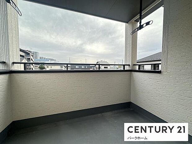 広々したバルコニーで洗濯物も楽ちん!