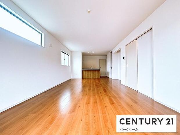 【リビング】明るいリビングです!陽当たりも良く、気持ちのいいリビングになっております。