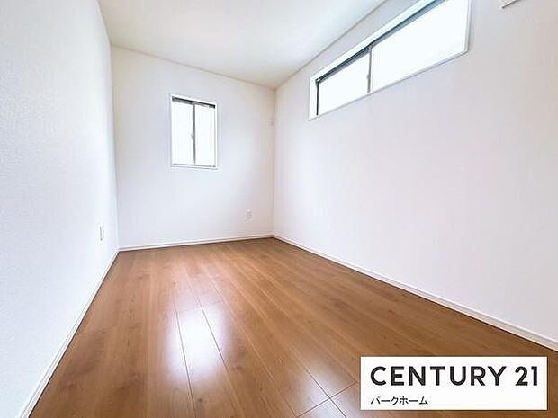 採光のある洋室。子供部屋や趣味のお部屋としてもお使いいただけます!