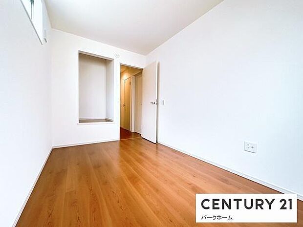 採光のある洋室。子供部屋や趣味のお部屋としてもお使いいただけます!