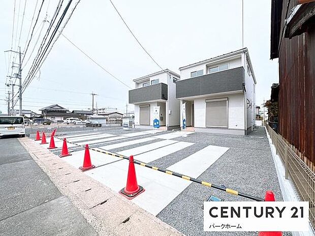 モノトーンを基調としたモダンなデザインは、街並みに洗練された印象を与えます。