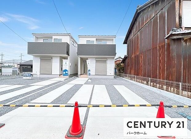 青空に映えるモダンなデザインが街並みに溶け込みながらも存在感を放ちます。