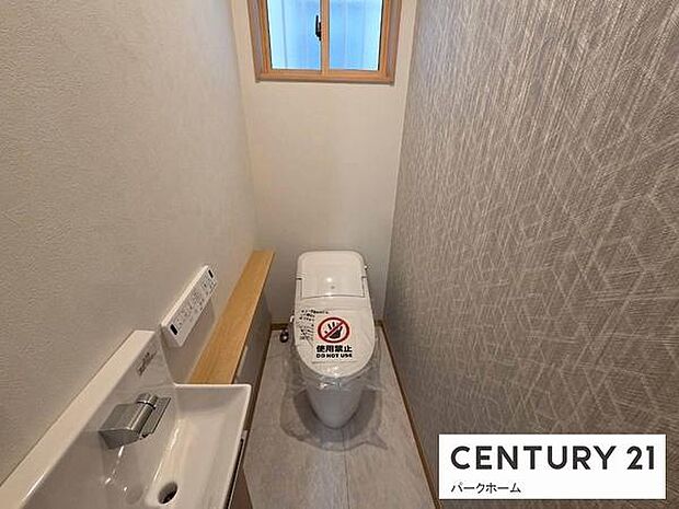 洗練されたデザインのタンクレストイレが、トイレ空間をモダンで上質な雰囲気に。奥まで手が届きやすくお掃除も簡単です。ゆとりある広さと清潔感を叶える、機能的なレストルームです。