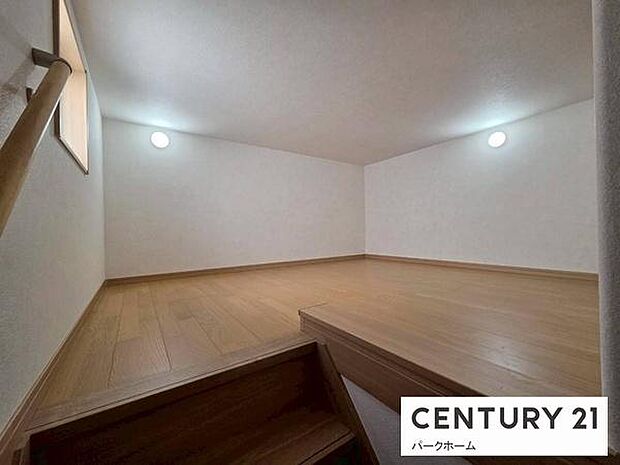 季節家電や思い出の品は、広々とした小屋裏収納へ！固定階段付きなので、重い荷物を持っての上り下りも安全でラクラク。まるで一つの部屋のように使える、収納力が魅力的です。