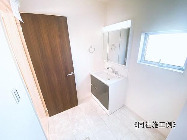収納力のある3面鏡を採用でスッキリ片付く洗面台周り(^_-)