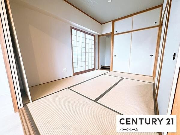 リビングから続き間の和室。個室としての利用も可能！来客時の客間としても利用できますね！