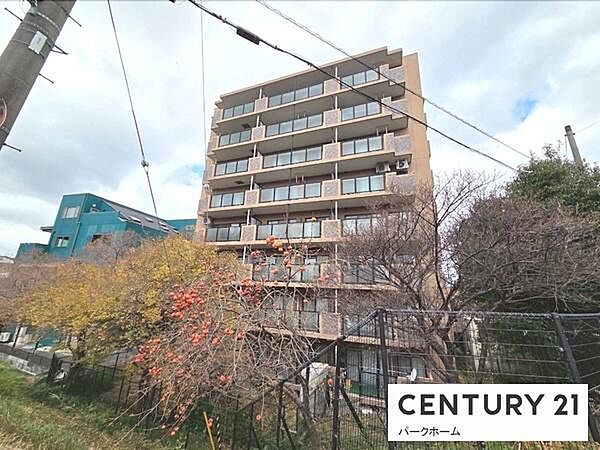 落ち着いたカラーの外観とタイル貼りのエントランスが印象的なマンションです
