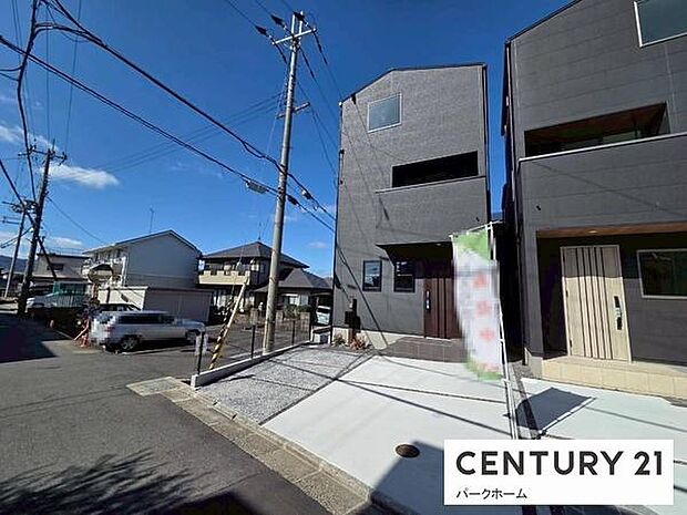 重厚感のある3階建ての外観は、洗練された印象を与え、街並みの中でもひときわ目を引く存在感があります。