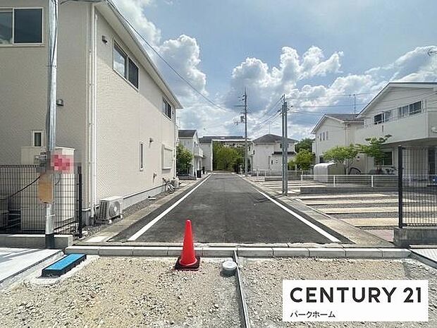 住宅が整然と並ぶエリアで、落ち着いた街並みが広がります